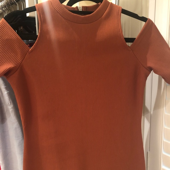 Glamorous Petite cold shoulder bodycon dress - Picture 3 of 5